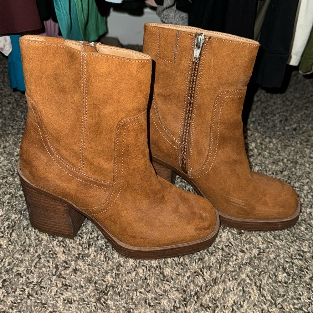 Block heel boots